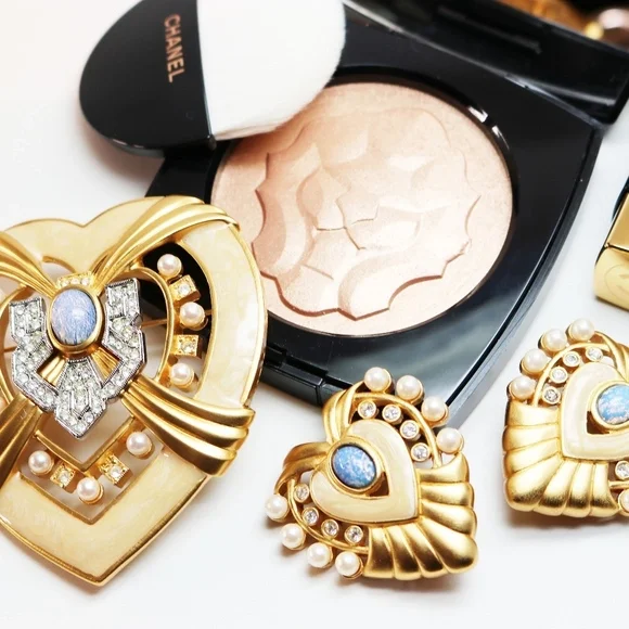 Hearts of Hollywood Set Elizabeth Taylor for AVON